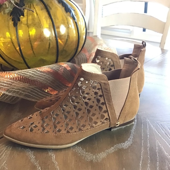 Plume by FarylRobin Sorella Laser Cut Fuax Suede Bootie Ankle Boot Size 8.5 - Picture 1 of 9